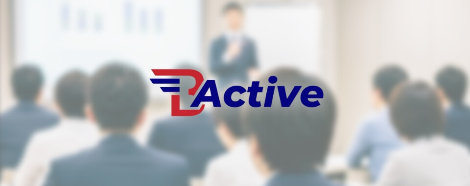 オンライン企業説明会でプレゼンテーションを行うビジネスマンとグラフ資料