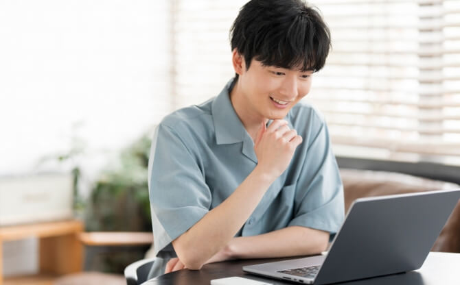 アーカイブ配信の動画を視聴しながら学ぶ専門学校の男子学生