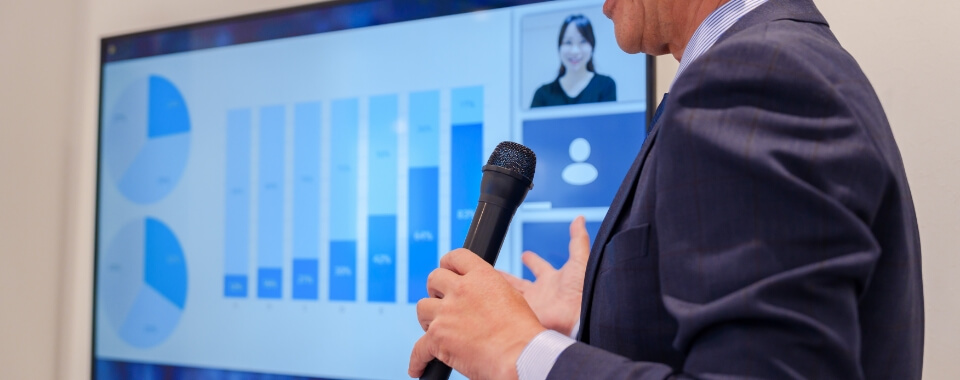 オンライン企業説明会でプレゼンテーションを行うビジネスマンとグラフ資料