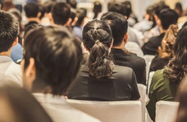 2023年2月に全国の24卒IT系専門学校生に向けて【41社合同オンライン企業説明会】を開催いたしました。
本会は、ビーアライブが2022年秋に実施した【24卒対象：41社合同オンライン授業】の登壇企業様が参加し、各回10社程度、4日間で41社ご参加いただきました。
講演内容は「会社紹介」、「仕事紹介」、「選考情報」という3つのテーマで情報をお届けしました。

IT系専門学校生を積極的に採用したいと考えている企業様が一堂に会する企業説明会であるため、学生の皆様には効率よく情報収集をしていただく機会となりました。
また、本会では学生の皆様が興味を持った企業の個別説明会等への即エントリーも可能とし、就職活動にお役立ていただきました。