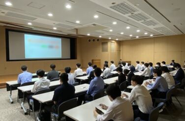 専門学校では県外にある企業へ直接訪問し、業界・企業の最新情報に触れる機会として、研修を実施しています。
今回は麻生情報ビジネス専門学校福岡校の学生様の就職支援の一環として、2023年6月14日にギグワークスクロスアイティ株式会社様にて東京研修（企業研修）を実施いたしました。

当日は専門学校生30名が参加し、2班に分かれギグワークスクロスアイティ株式会社の会社見学および先輩社員との座談会を行いました。
ビーアライブは東京研修の企画および運営を担当しました。