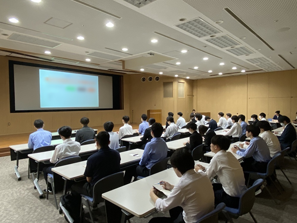 専門学校では県外にある企業へ直接訪問し、業界・企業の最新情報に触れる機会として、研修を実施しています。
今回は麻生情報ビジネス専門学校福岡校の学生様の就職支援の一環として、2023年6月14日にギグワークスクロスアイティ株式会社様にて東京研修（企業研修）を実施いたしました。

当日は専門学校生30名が参加し、2班に分かれギグワークスクロスアイティ株式会社の会社見学および先輩社員との座談会を行いました。
ビーアライブは東京研修の企画および運営を担当しました。